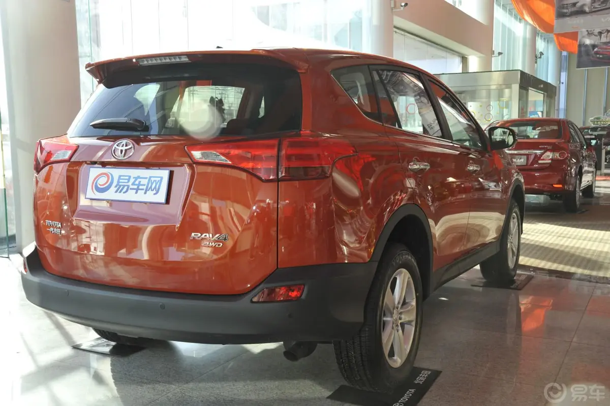 RAV4荣放2.5L 手自一体 精英版侧后45度车头向右水平