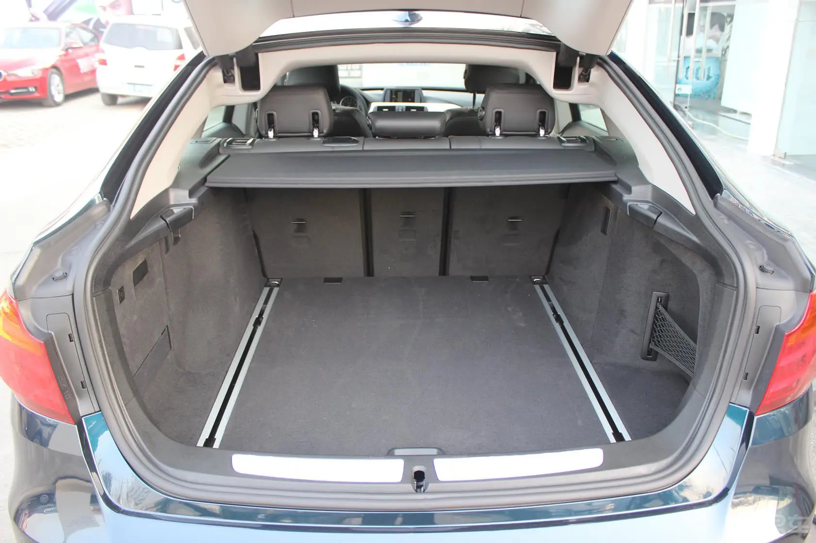 宝马3系GT320i 领先型行李箱空间