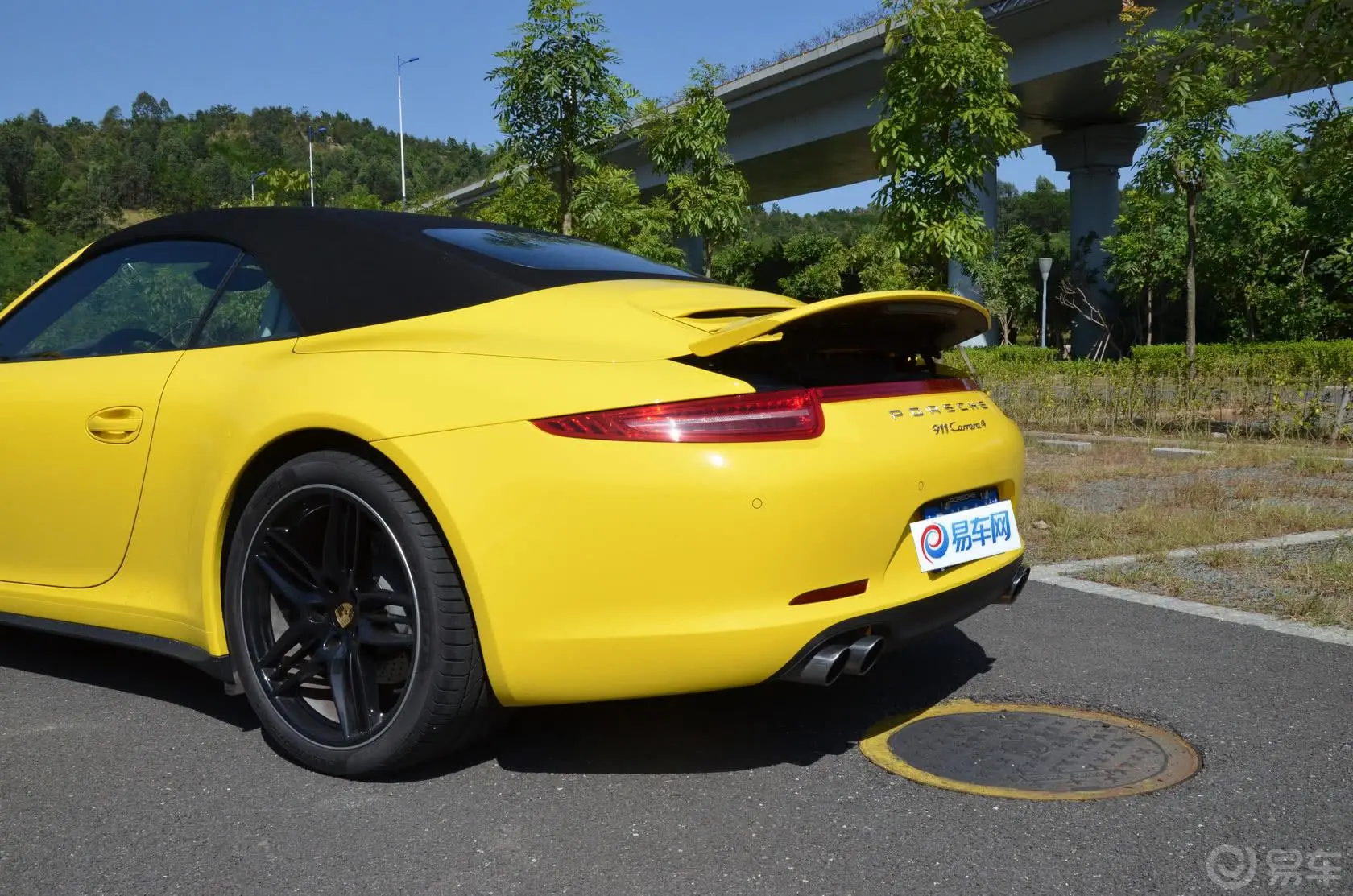 保时捷911Carrera 4 Cabriolet 3.4L车尾局部