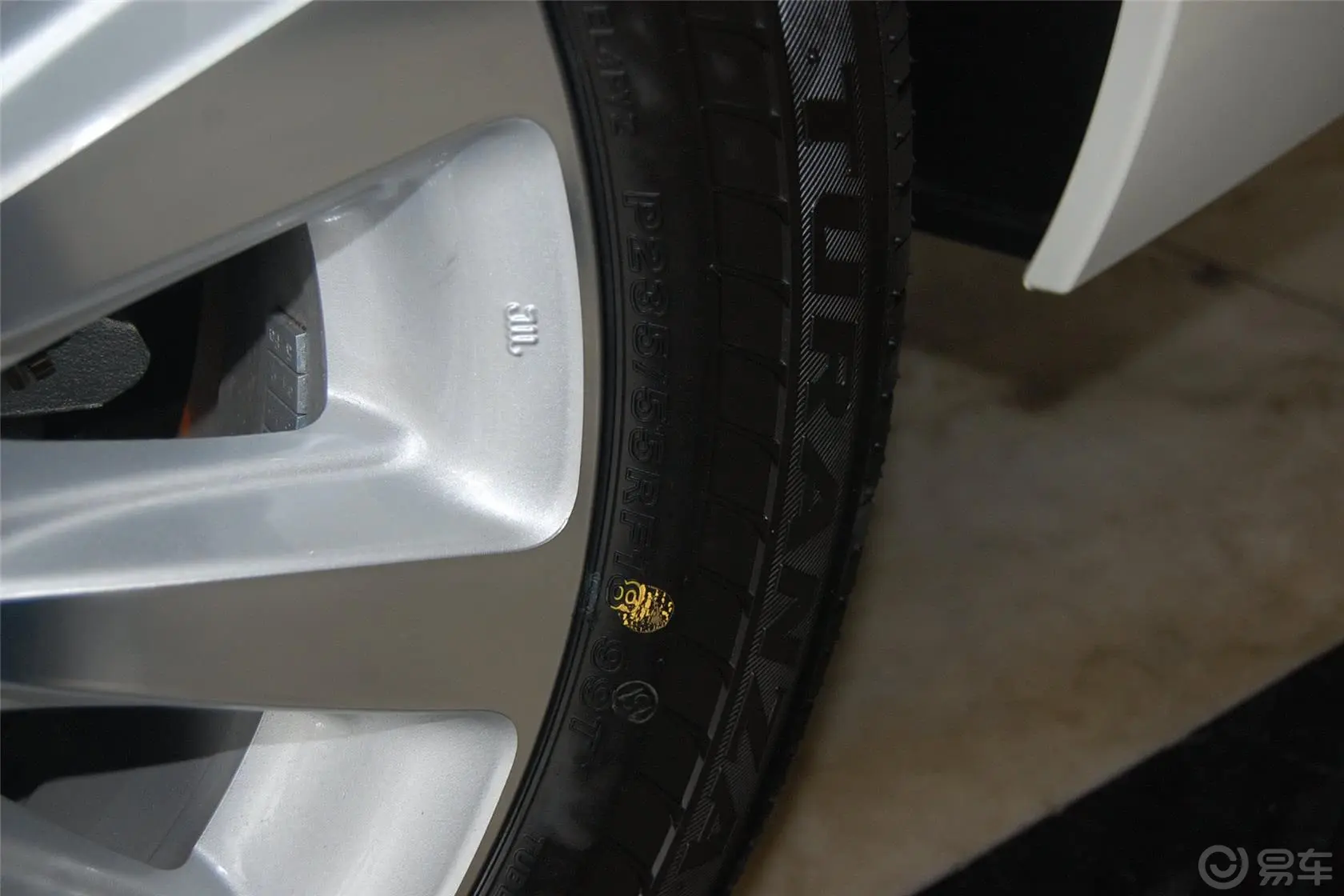 Sienna3.5L 自动 四驱 限量版轮胎规格
