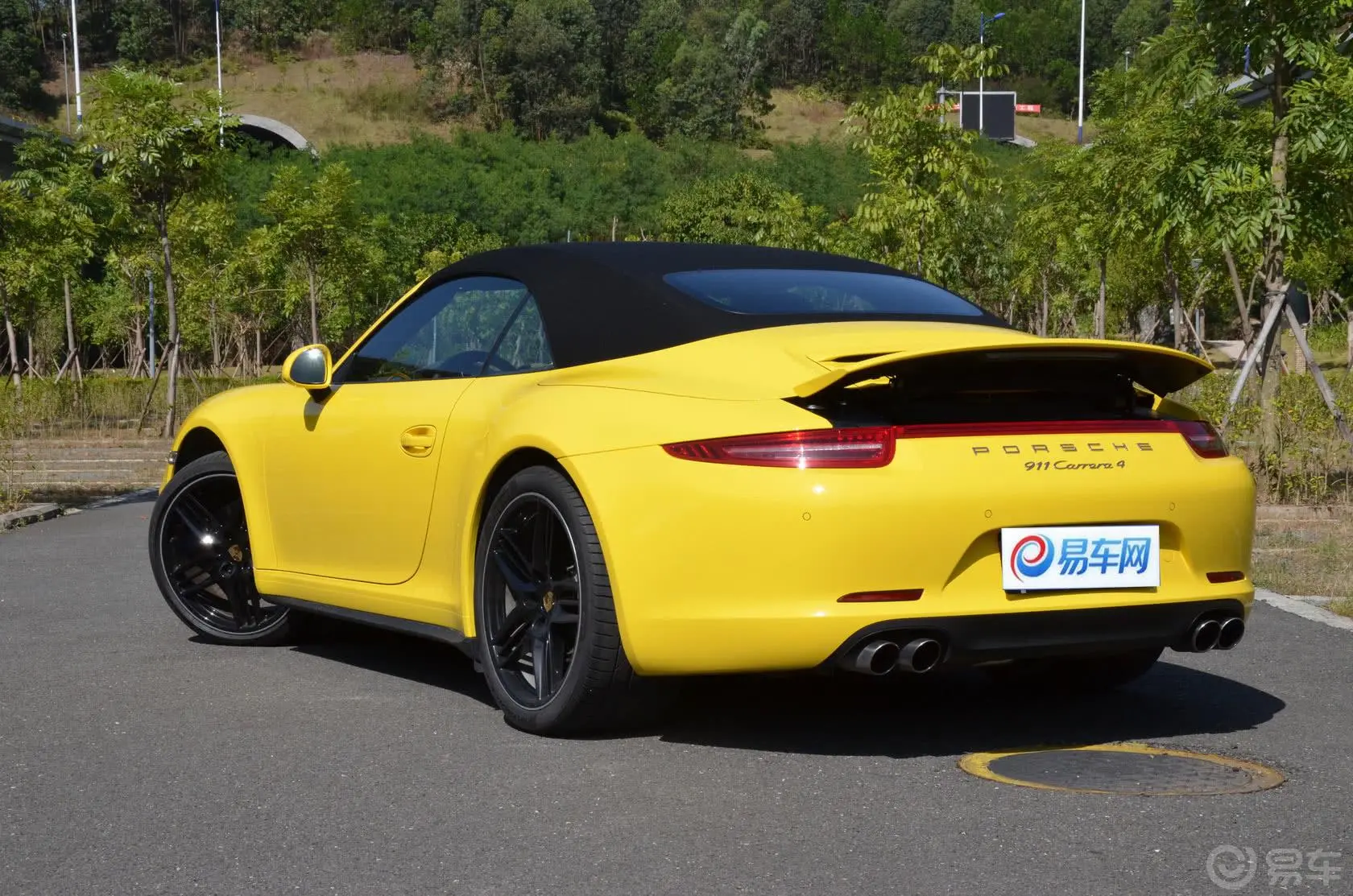 保时捷911Carrera 4 Cabriolet 3.4L侧后45度车头向左水平