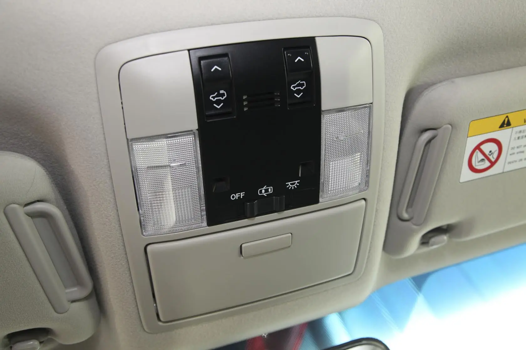 普拉多(进口)2.7L 自动标准版前排车顶中央控制区