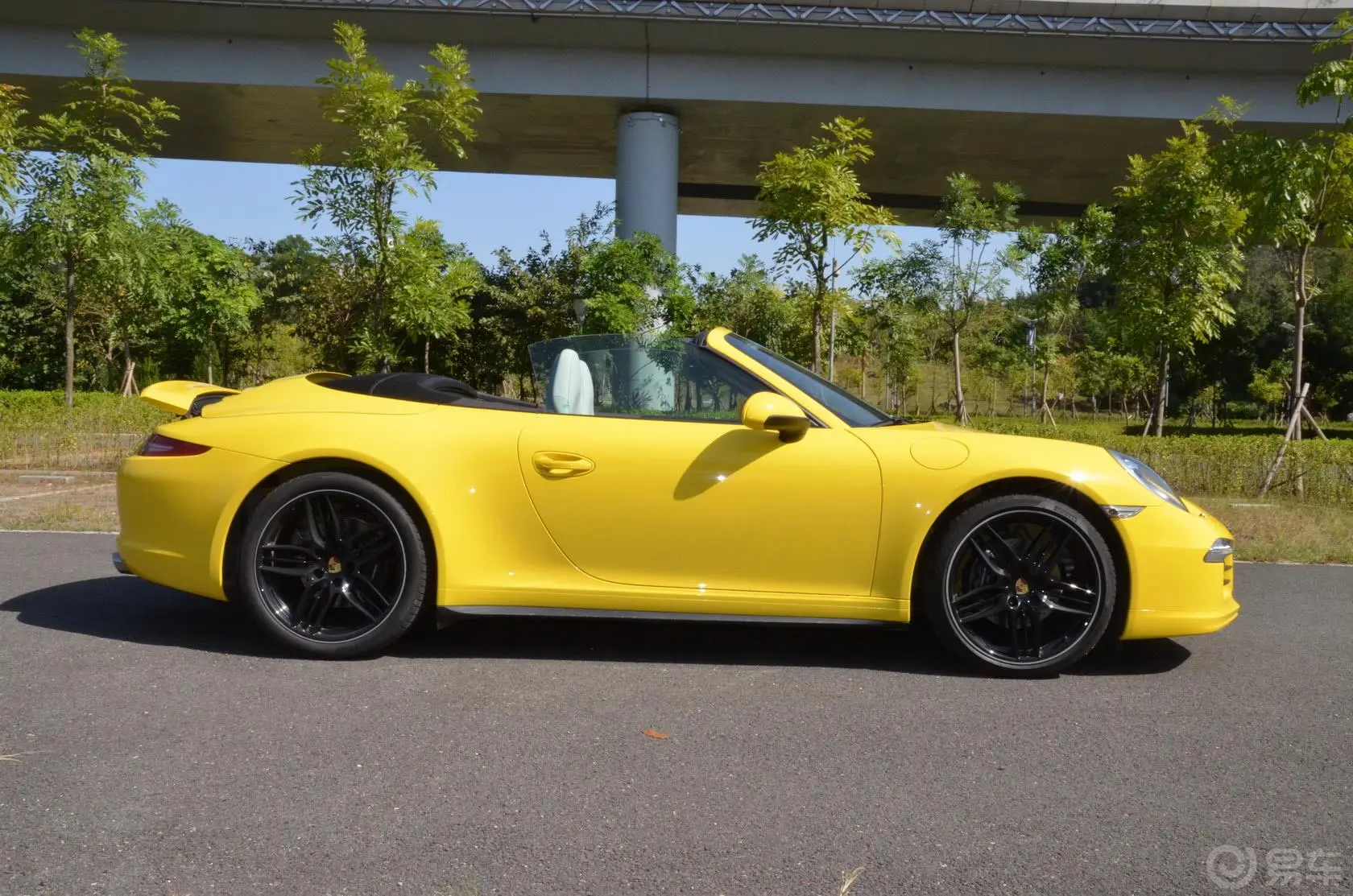 保时捷911Carrera 4 Cabriolet 3.4L正侧车头向右水平