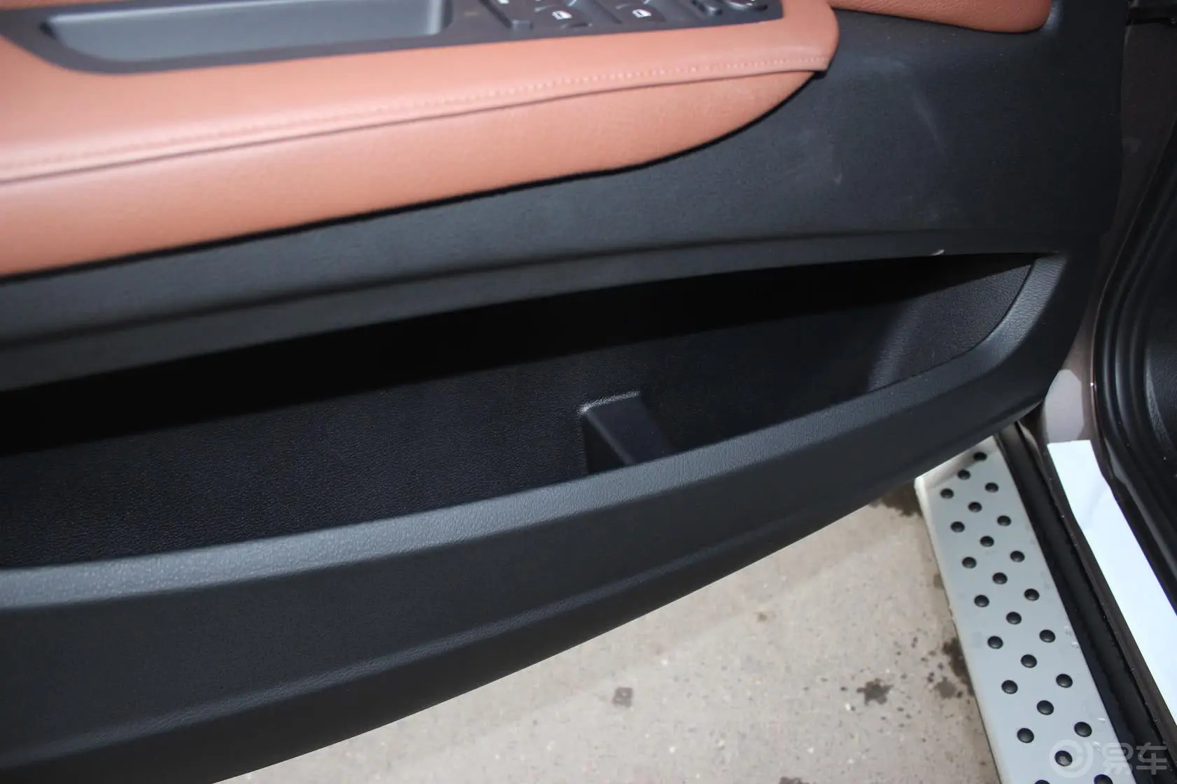 宝马X5(进口)xDrive35i 臻享版驾驶员门储物盒