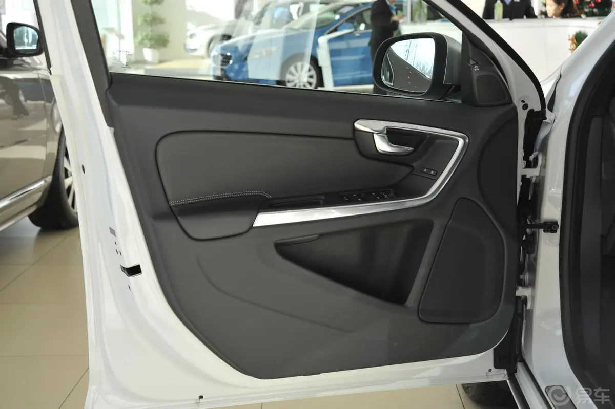 沃尔沃V60T6 AWD 个性运动版驾驶员侧车门内门板