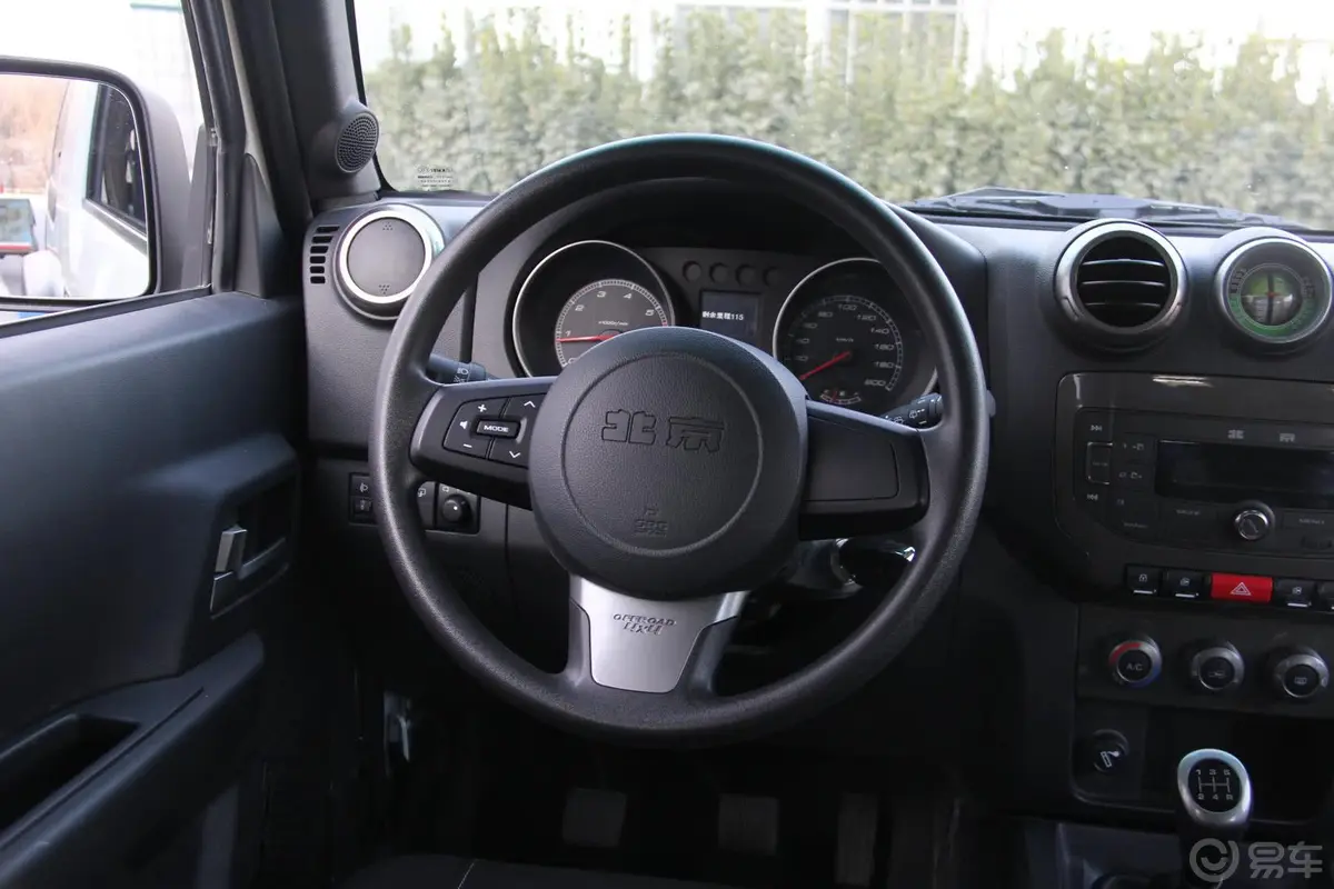 北京越野BJ402.4L 手动 四驱 穿越版内饰