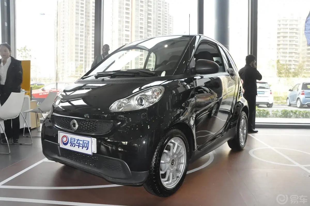 smart fortwo1.0L MHD 硬顶标准版侧前45度车头向左水平