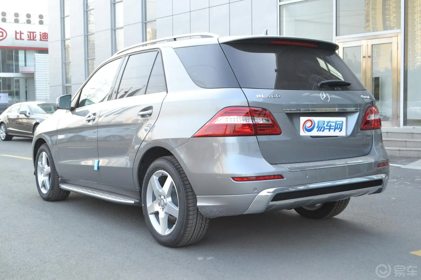 奔驰M级ML400 4MATIC 豪华型侧后45度车头向左水平