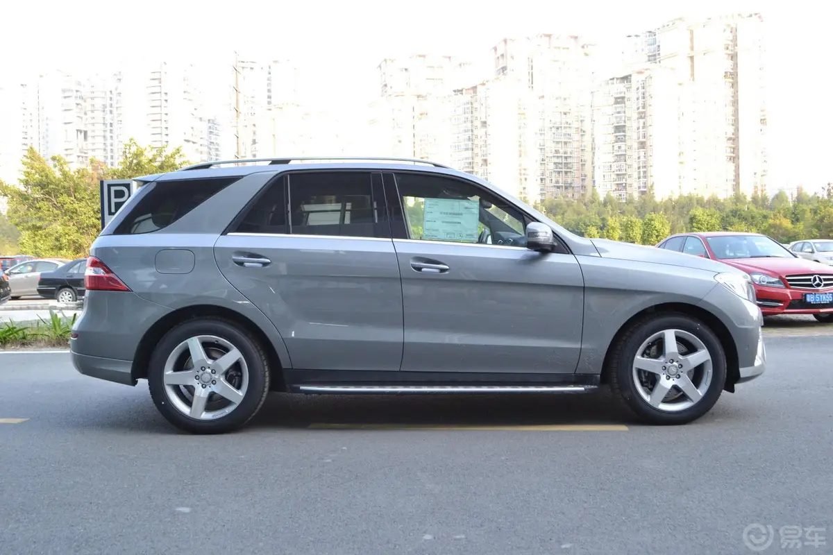 奔驰M级ML400 4MATIC 豪华型正侧车头向右水平