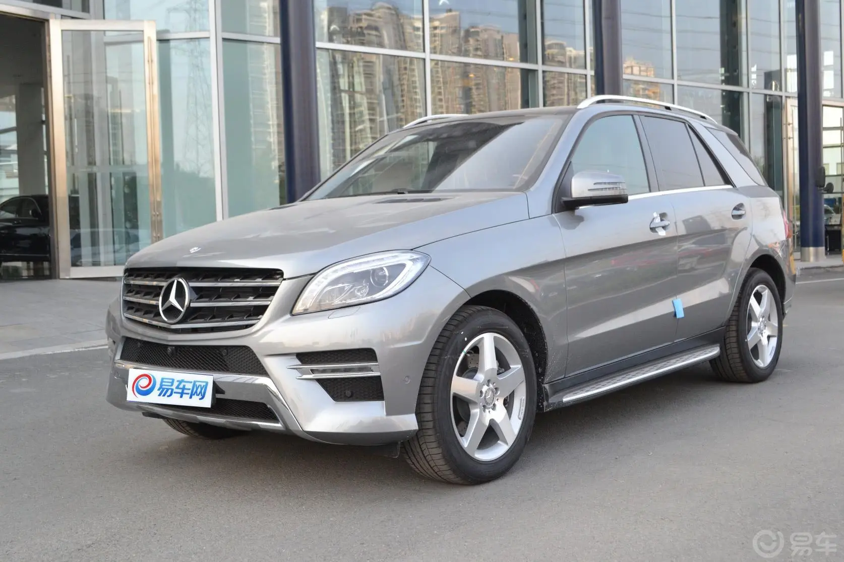 奔驰M级ML400 4MATIC 豪华型侧前45度车头向左水平