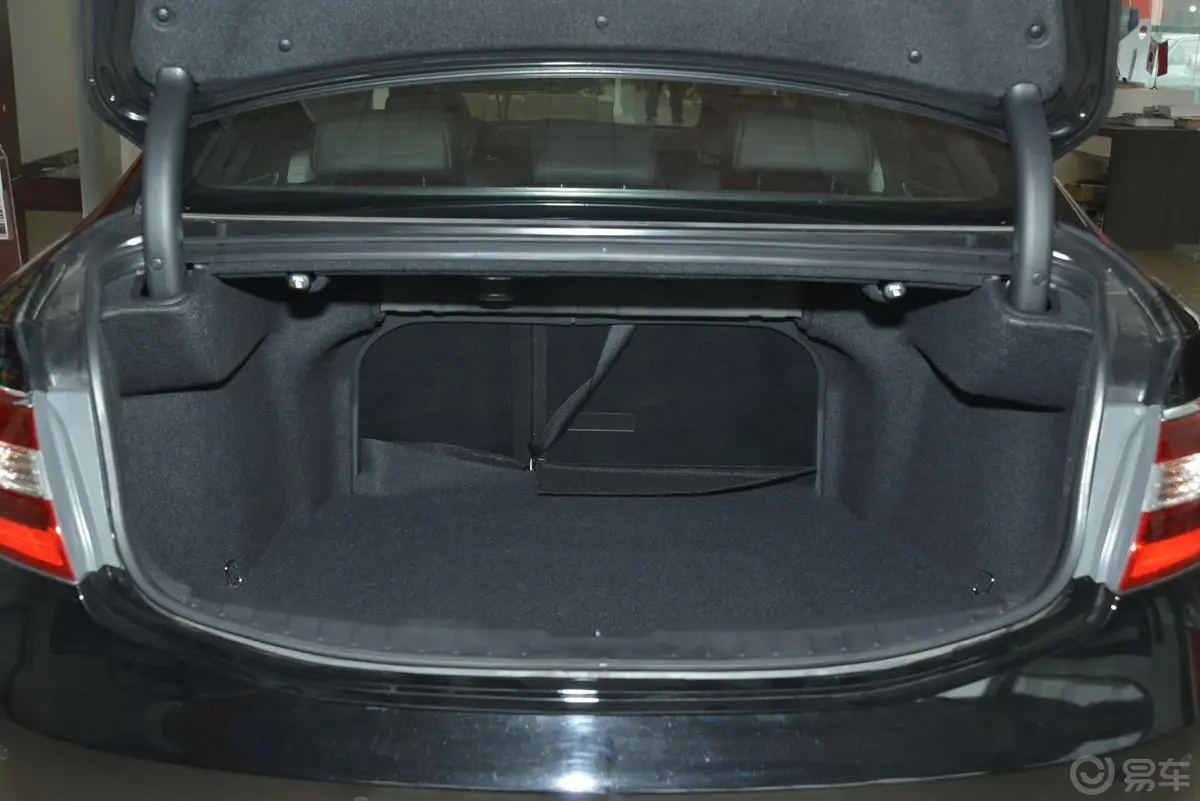 雅尊2.4L 自动 尊贵版行李箱空间