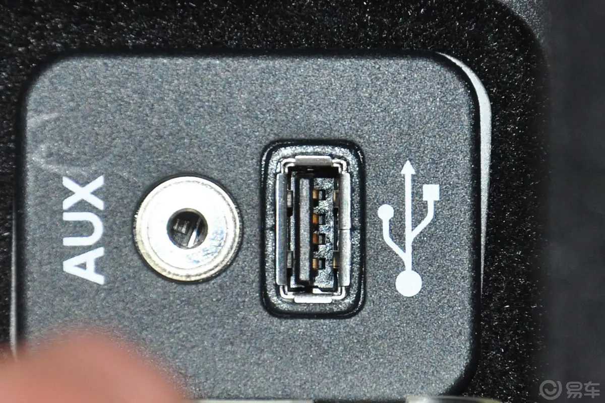 克莱斯勒3003.6L 手自一体 尊适版USB接口