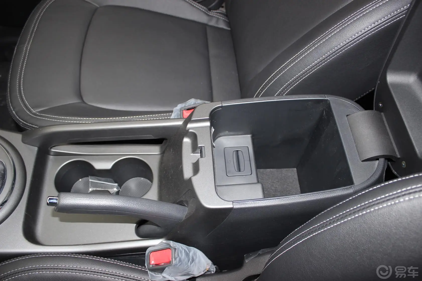 智跑2.0L 自动 两驱 Premium前排中央扶手箱空间