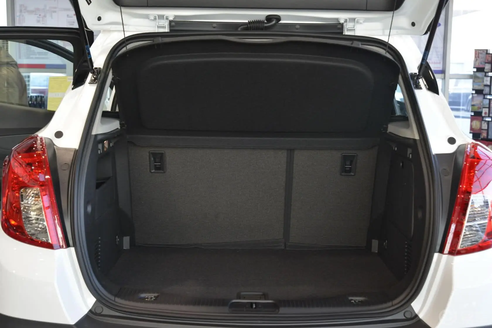 昂科拉1.4T G 自动 两驱 都市精英型行李箱空间