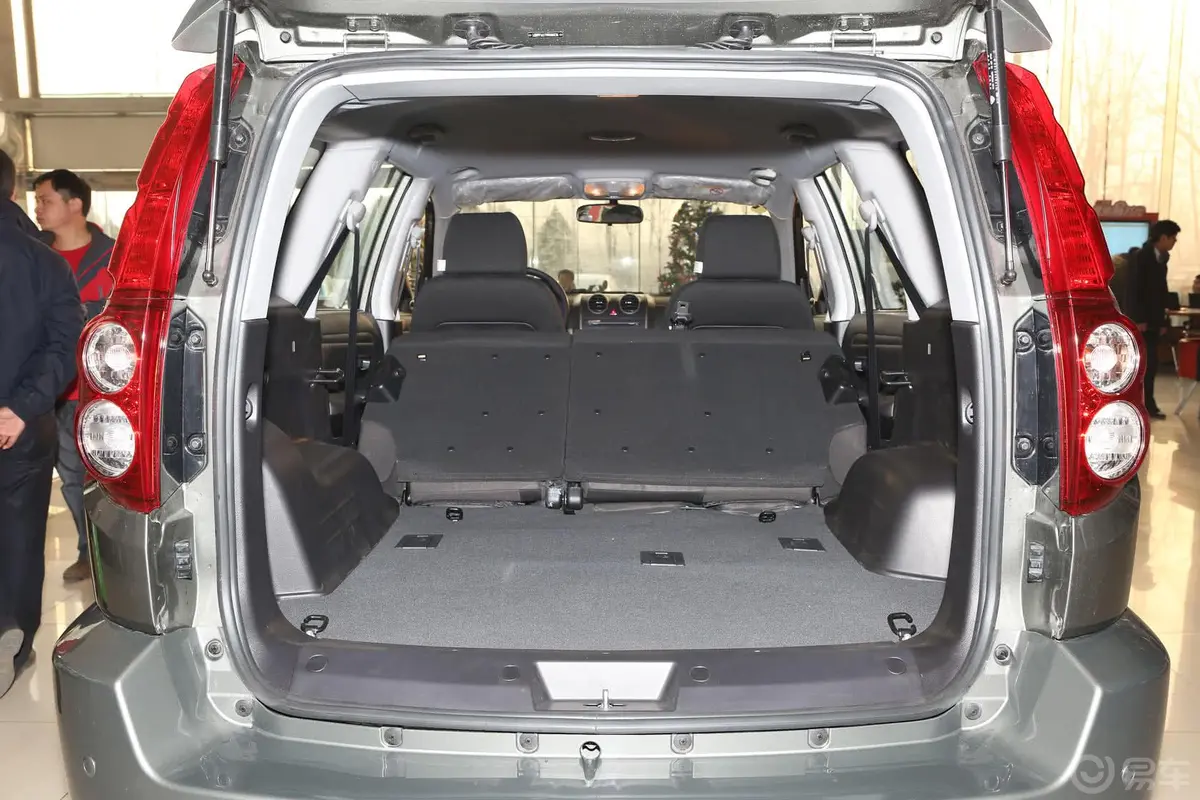 哈弗H5经典智尊版 2.4L 手动 四驱 舒适型 汽油版行李箱空间