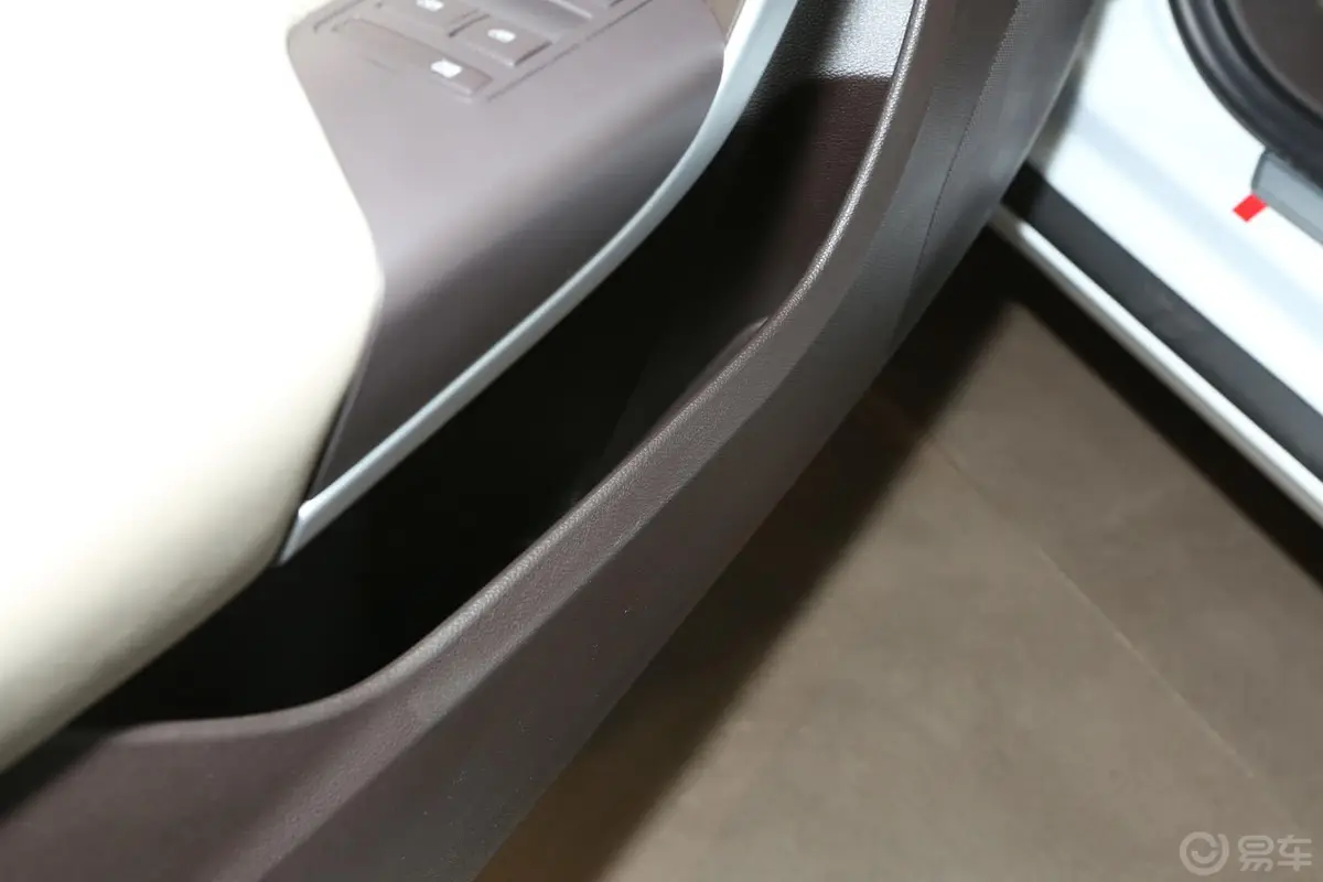 君威2.4L 自动 精英时尚型驾驶员门储物盒