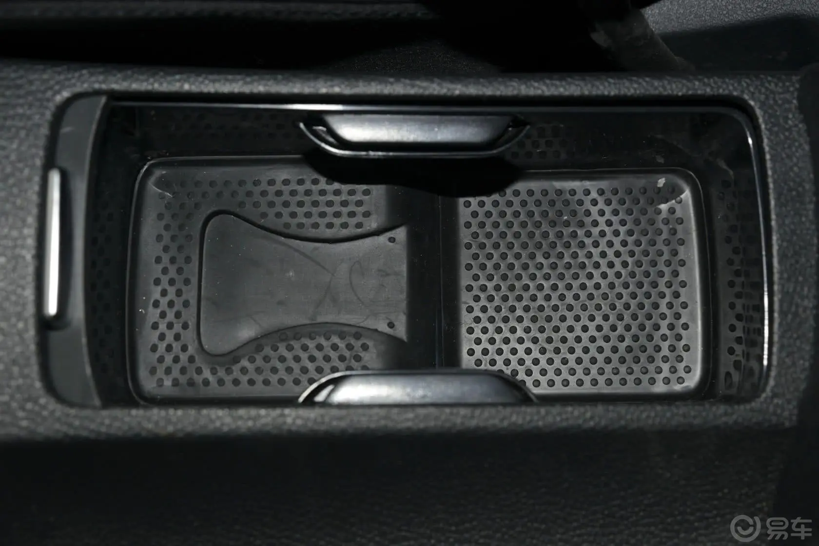 高尔夫GTI 2.0L 双离合 舒适版前排中央扶手箱空间