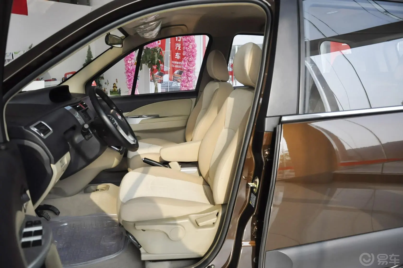 景逸SUV1.6L 手动 尊贵型前排空间