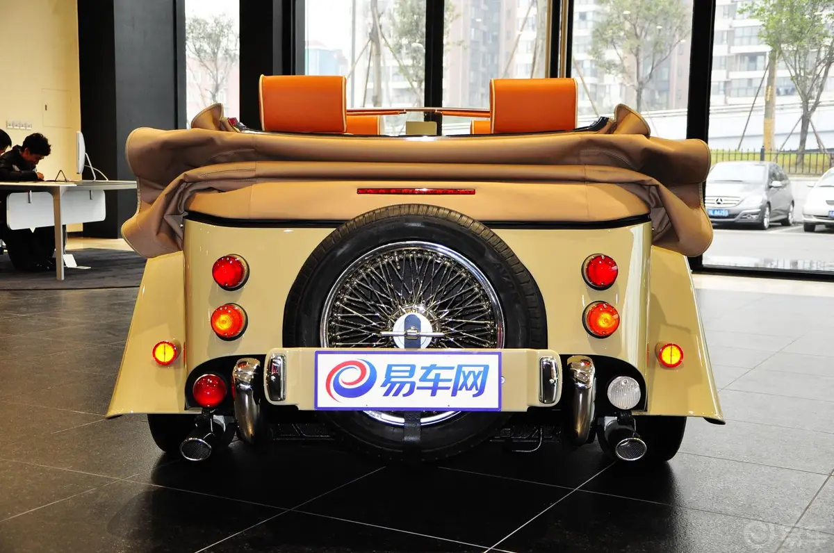 摩根Roadster3.7L 4座正后水平