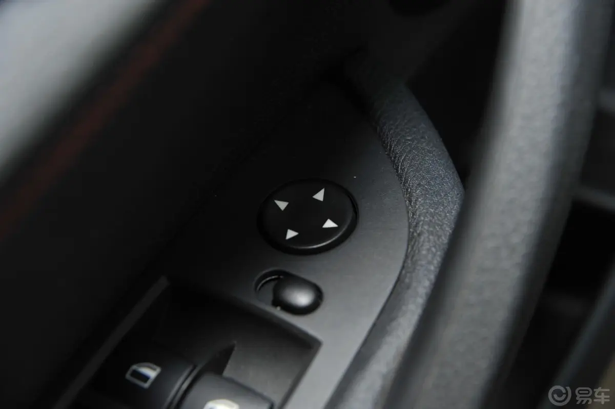 宝马X1sDrive20i 运动设计套装外后视镜控制键