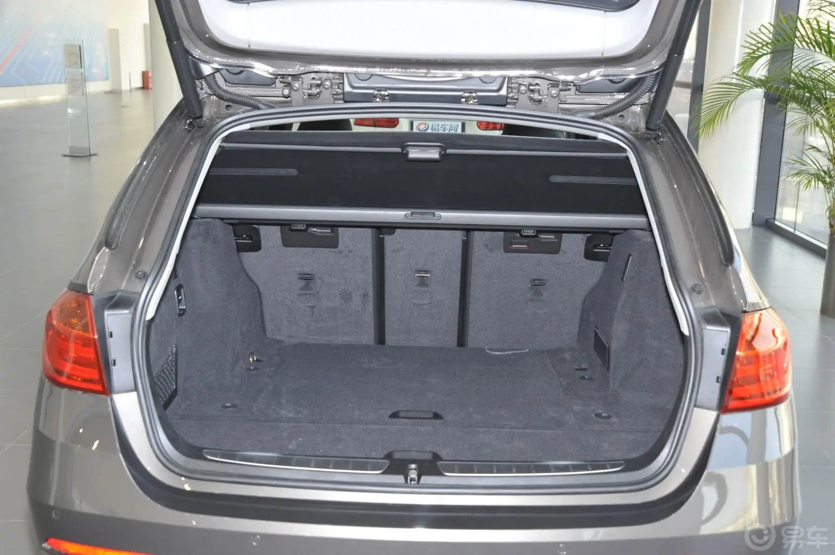 宝马3系(进口)320i 时尚型 旅行版行李箱空间