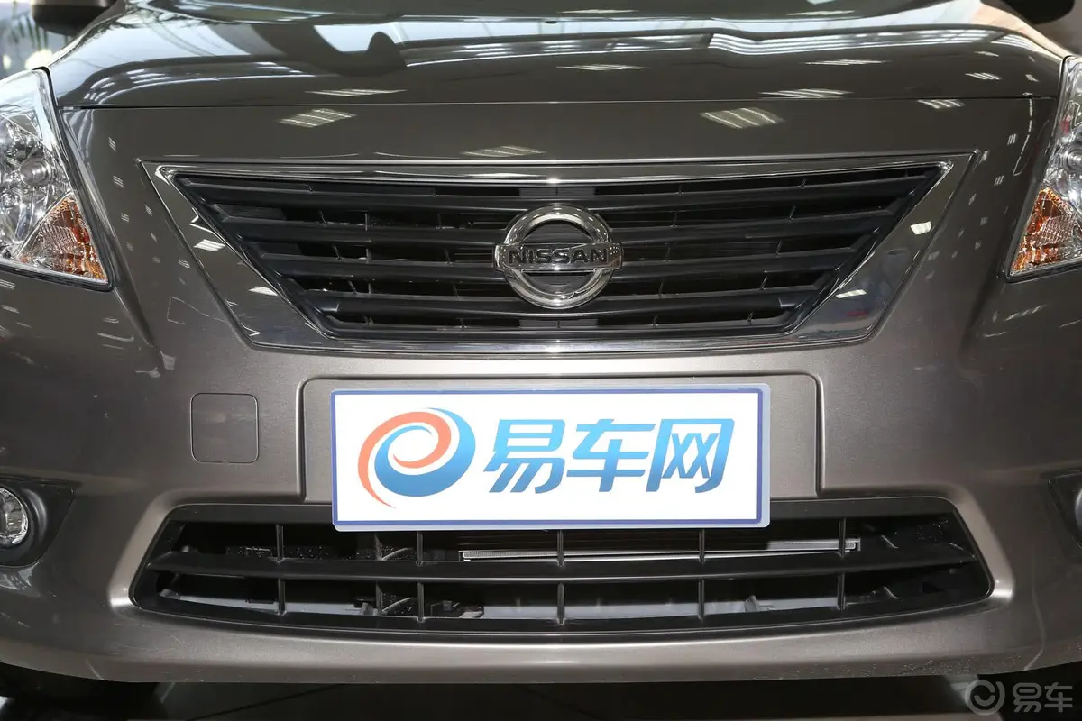 阳光1.5XE CVT 舒适版前格栅侧俯拍