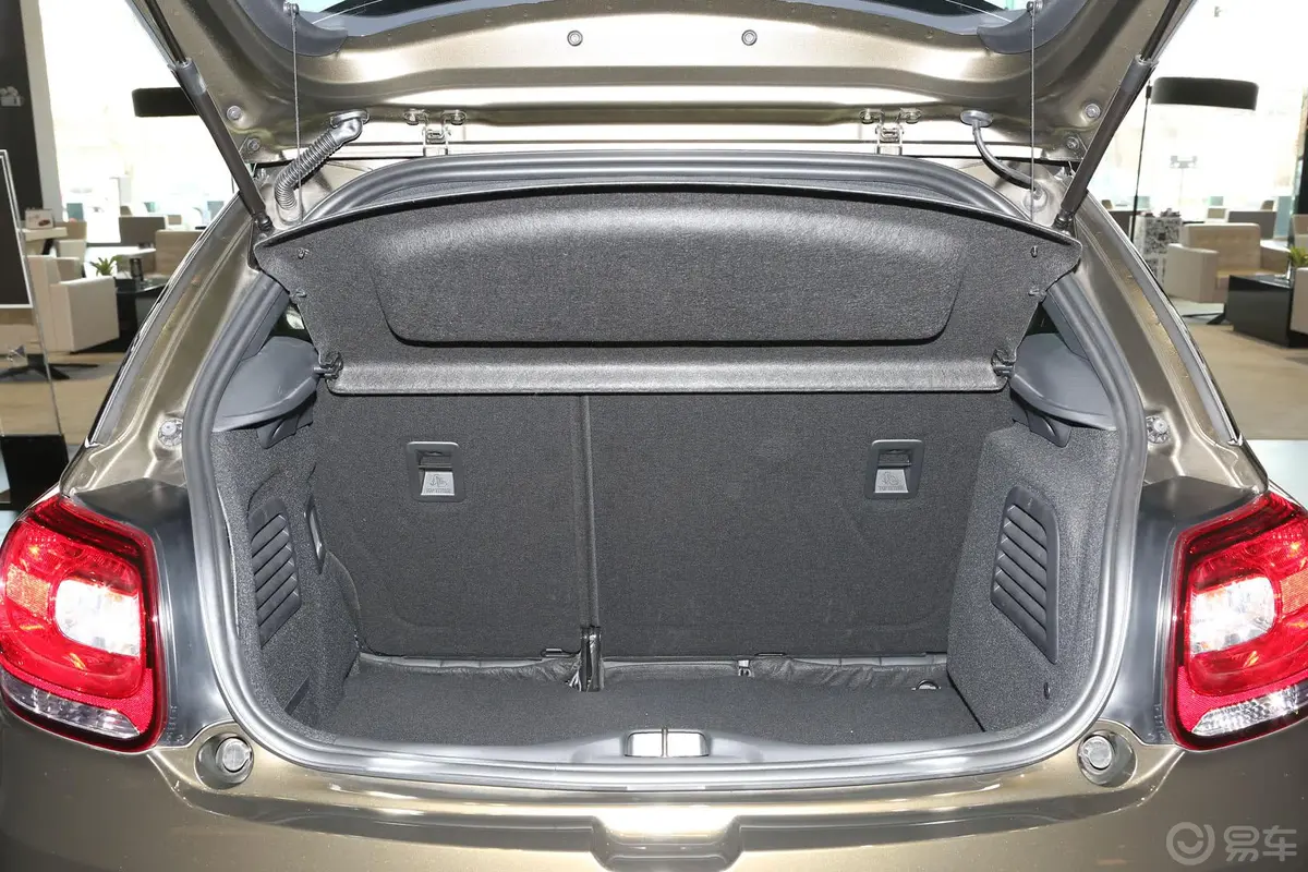 DS 31.6L 手自一体 至尊敞篷版行李箱空间