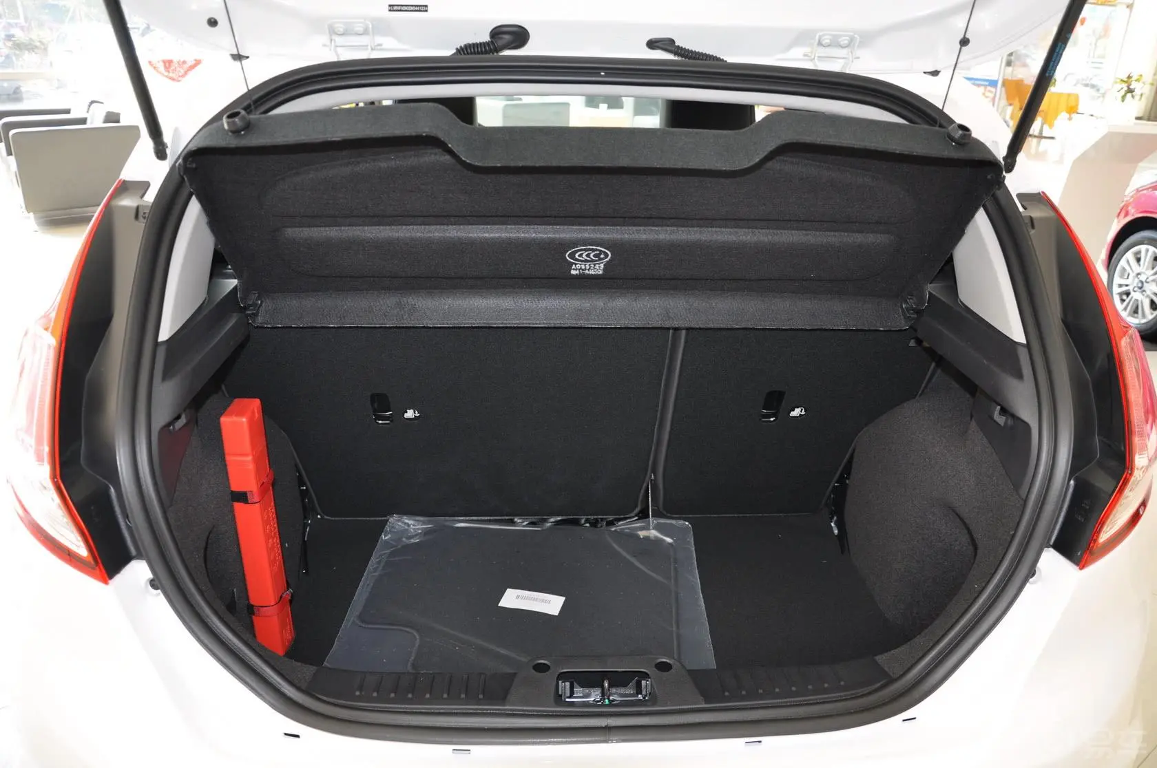 嘉年华两厢 1.0L GTDi 自动 劲动型行李箱空间