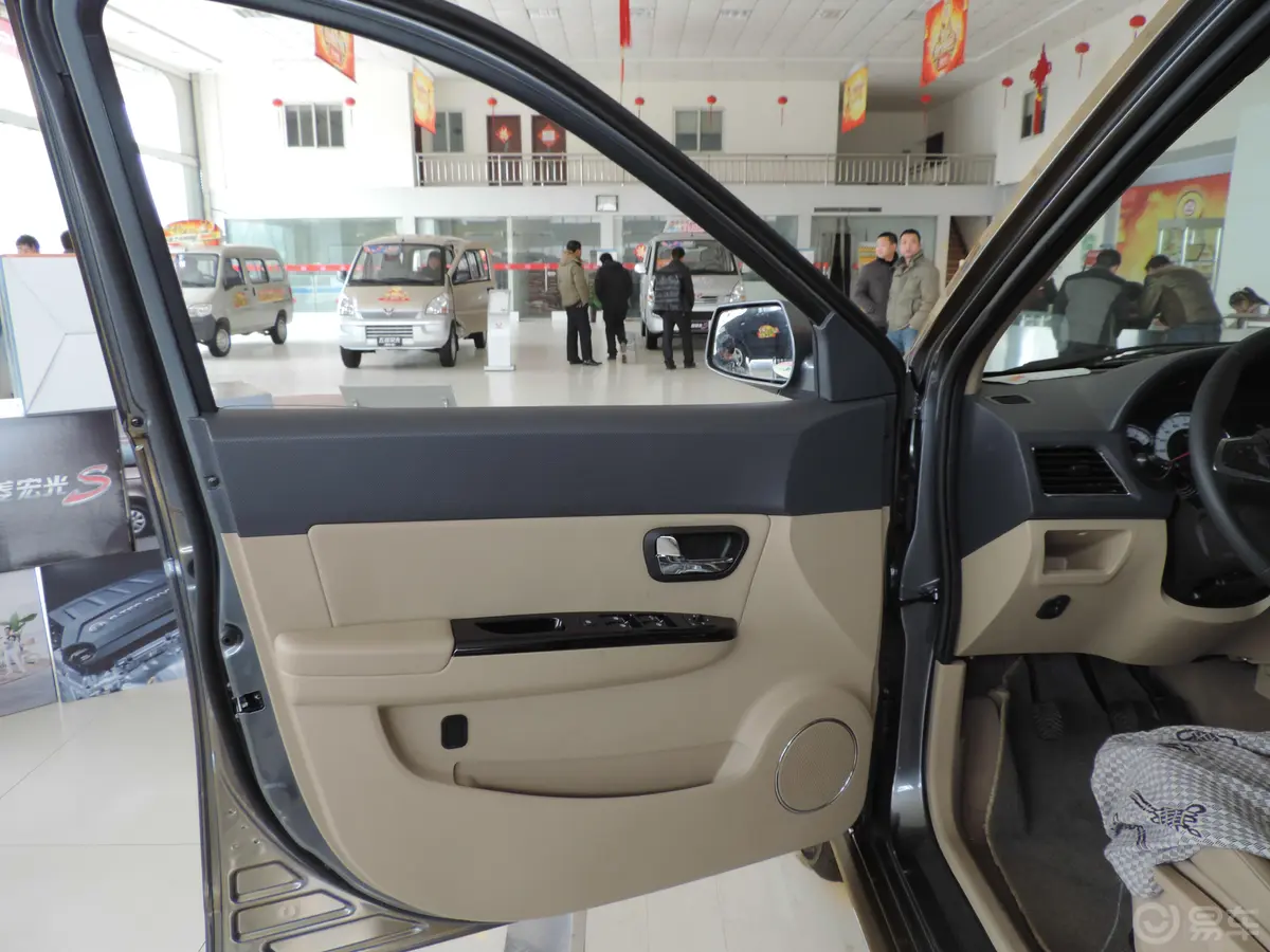 五菱宏光S1.2L S 手动 舒适型驾驶员侧车门内门板