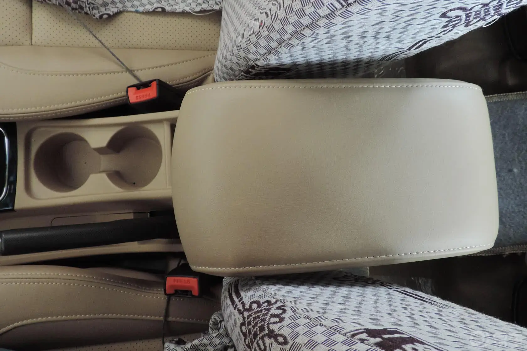 五菱宏光S1.2L S 手动 舒适型前排中央扶手箱