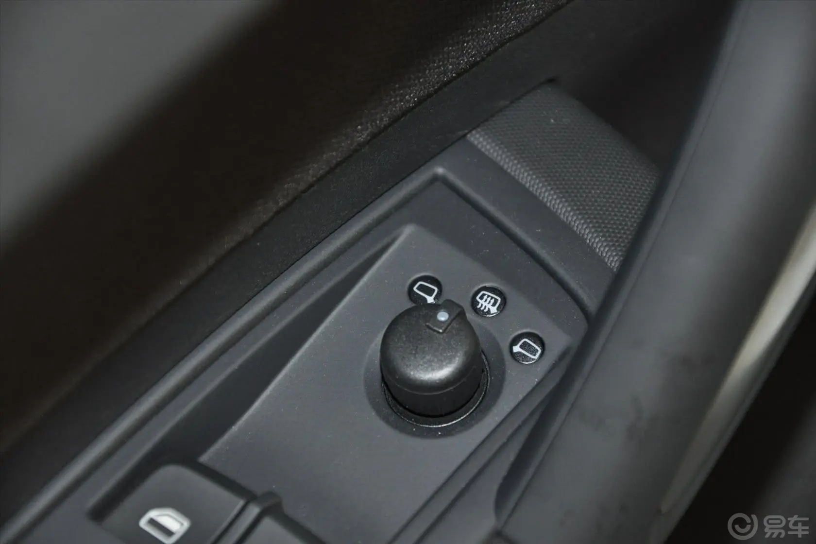 奥迪A130 TFSI 舒适型外后视镜控制键