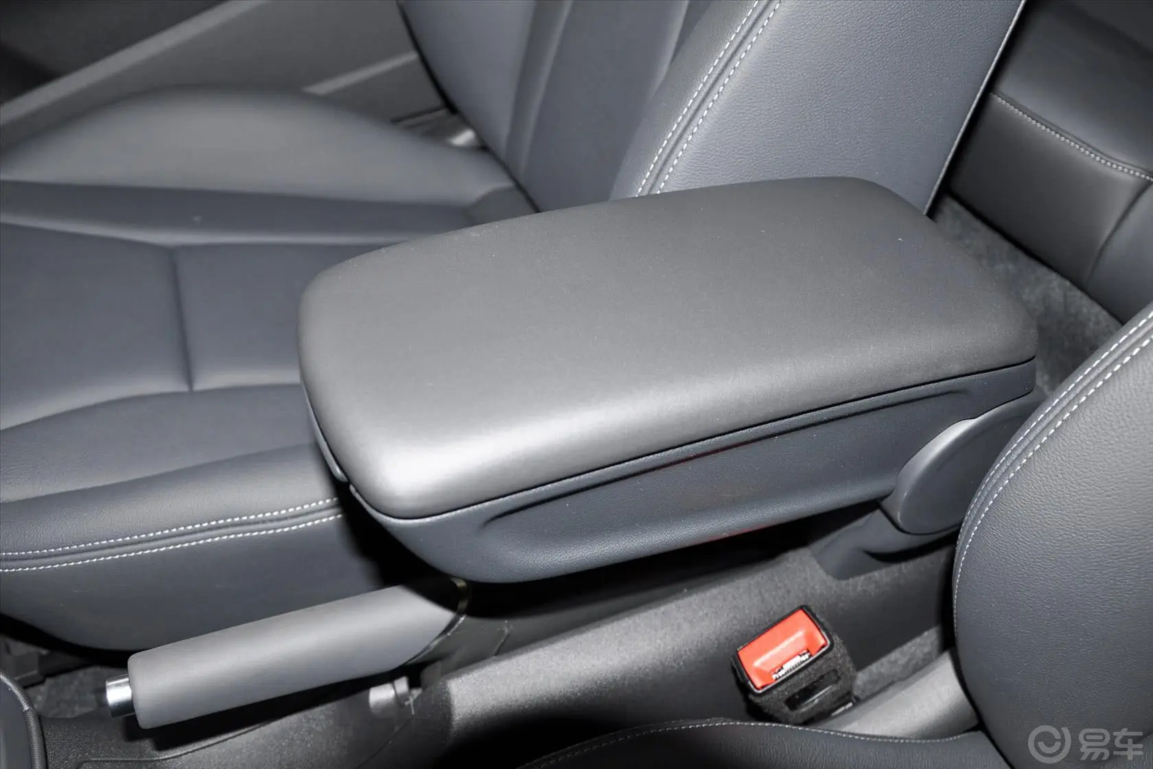 奥迪A130 TFSI 舒适型前排中央扶手箱