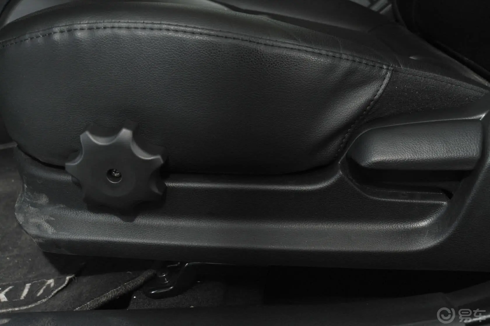 起亚K2三厢 1.6L 自动 Premium 纪念版座椅调节键