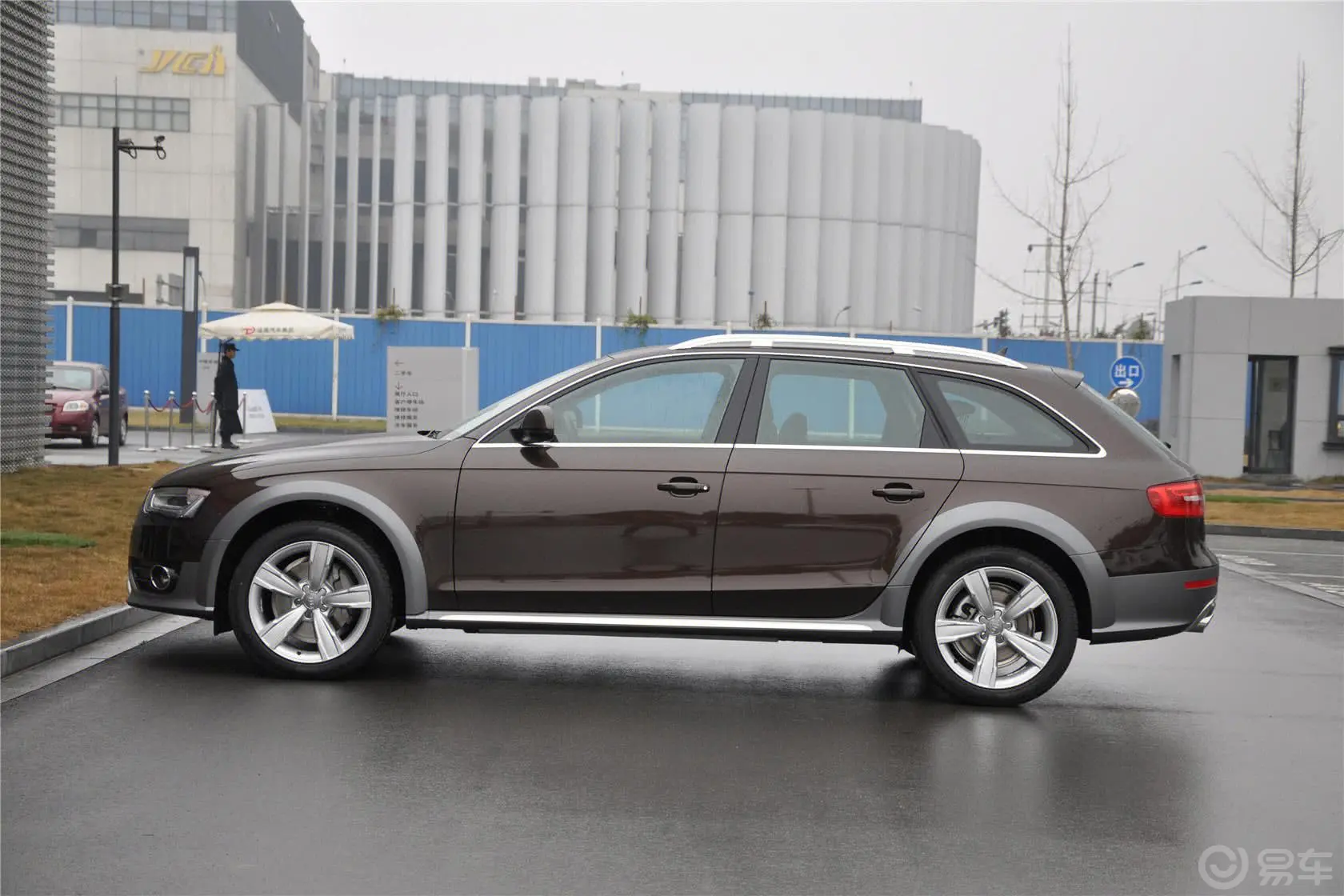 奥迪A4(进口)40TFSI allroad quattro正侧车头向左水平