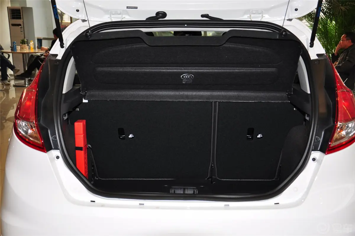 嘉年华两厢 1.0L GTDi 自动 劲动型行李箱空间