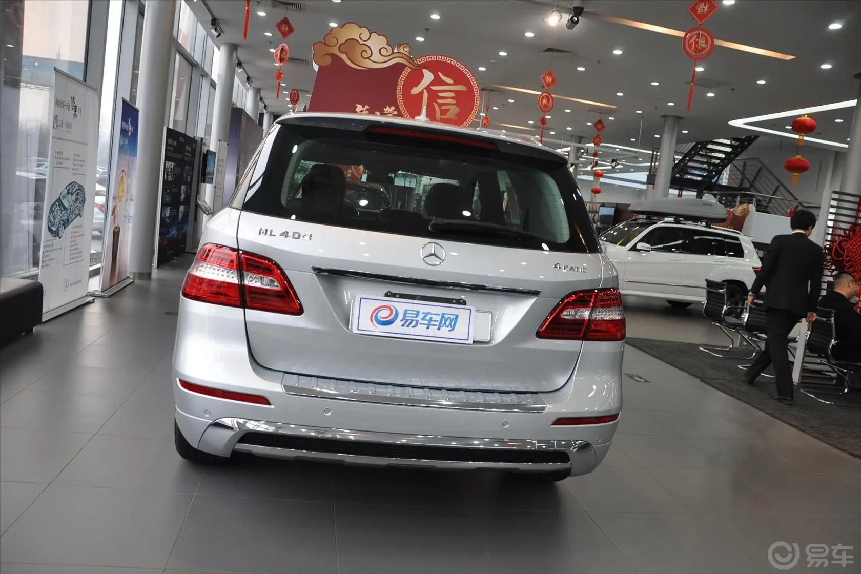 奔驰M级ML400 4MATIC 动感型正后水平