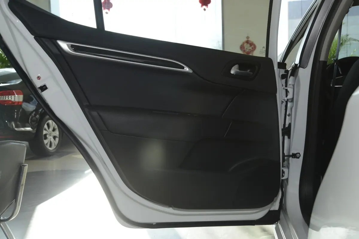 雪铁龙C4L1.8L 手动 劲享版驾驶员侧车门内门板