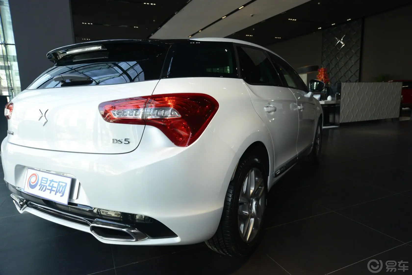 DS 51.6T 手自一体 THP160 雅致版侧后45度车头向右水平