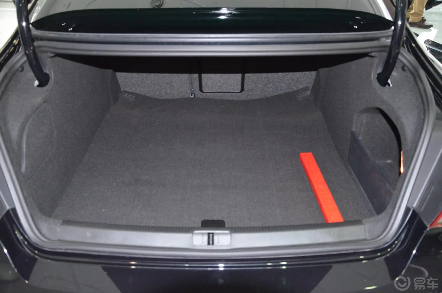 一汽-大众CC2.0T 双离合 尊贵型行李箱空间