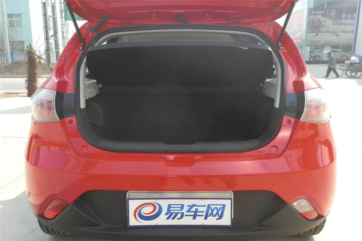 欧朗两厢 1.5L 自动 舒适型行李箱空间