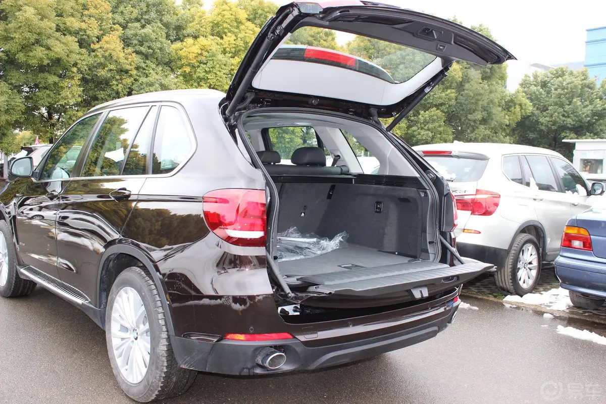 宝马X5(进口)xDrive35i 豪华型行李厢开口范围