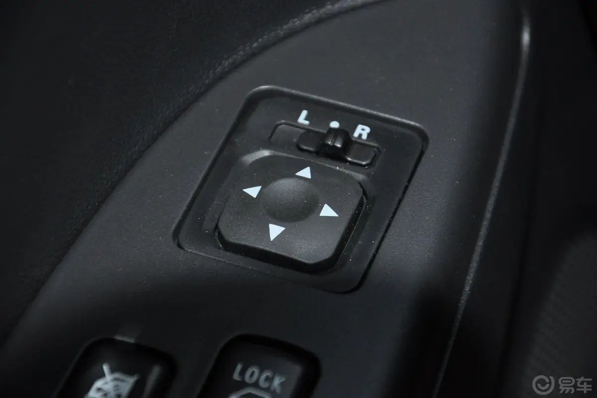 雪铁龙C4 AIRCROSS(进口)2.0L 自动 四驱 舒适版外后视镜控制键