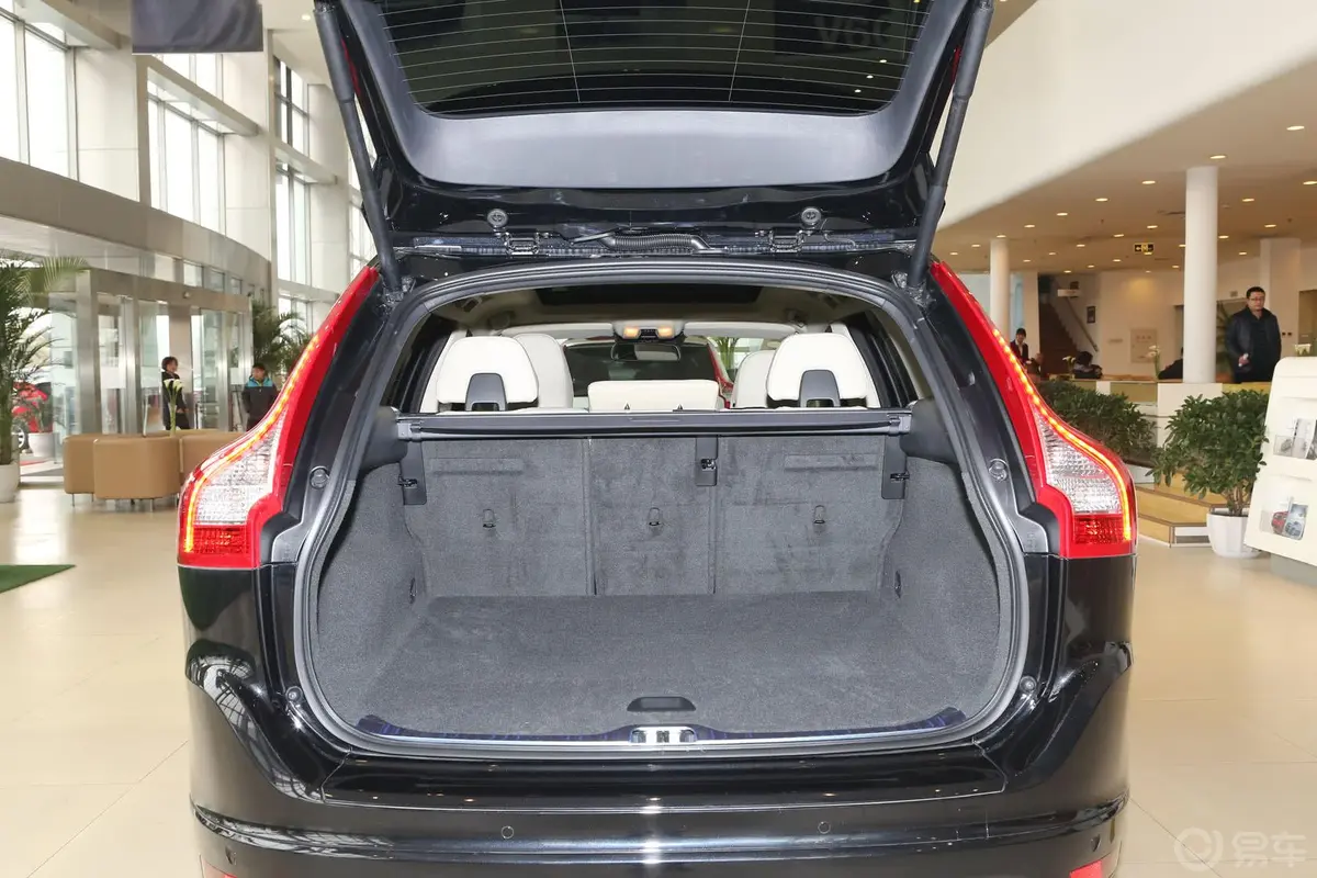 沃尔沃XC60(进口)3.0T T6 智雅版行李箱空间