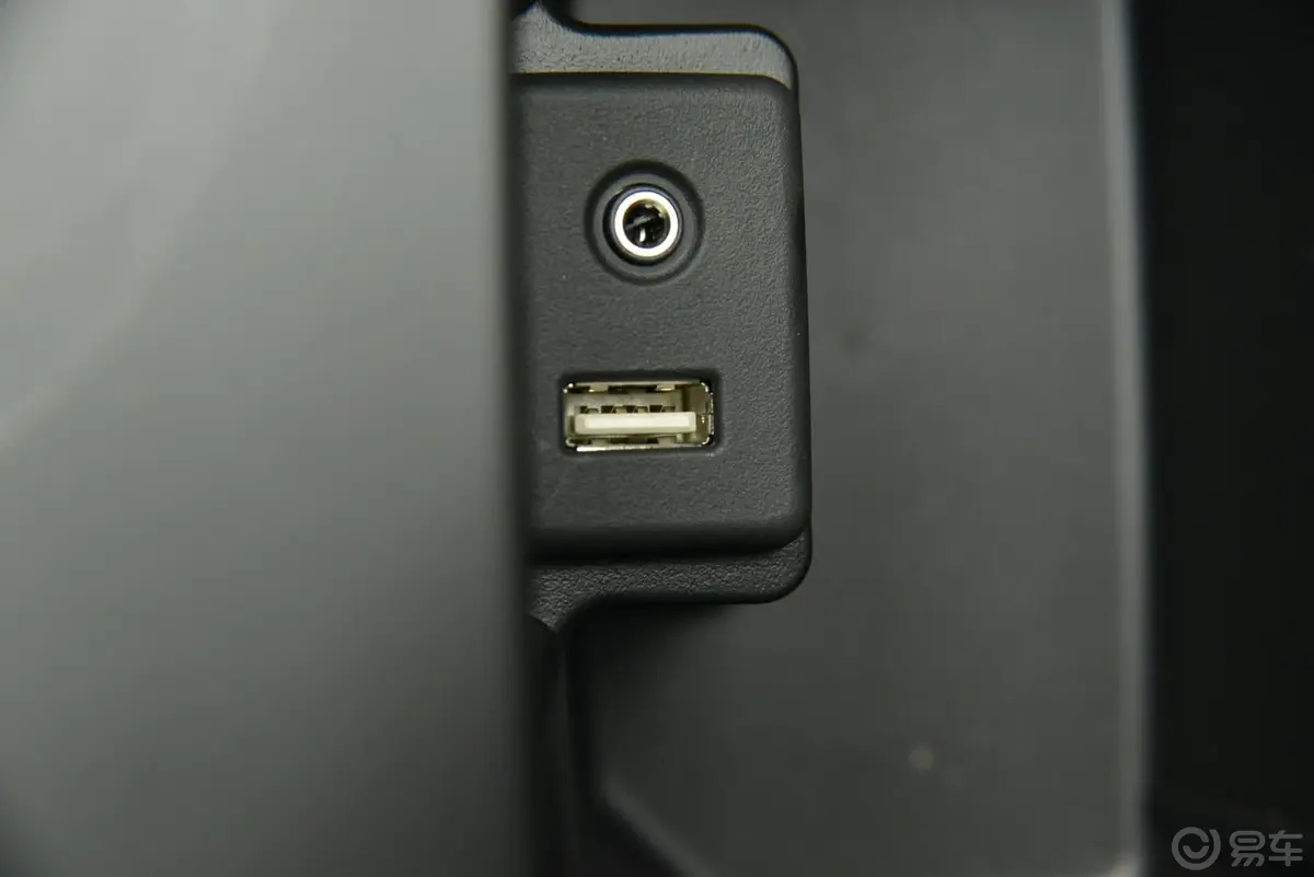君威GS 2.0T 自动 豪情运动版USB接口