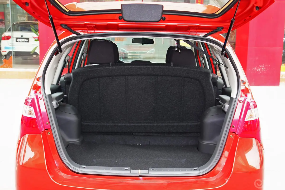 利亚纳A6两厢 1.5L 自动 畅想型行李箱空间