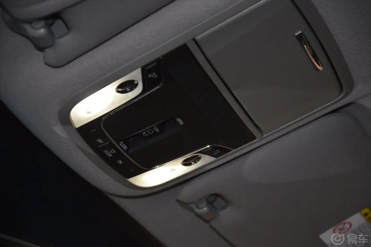 雅阁2.4L LX 舒适版前排车顶中央控制区