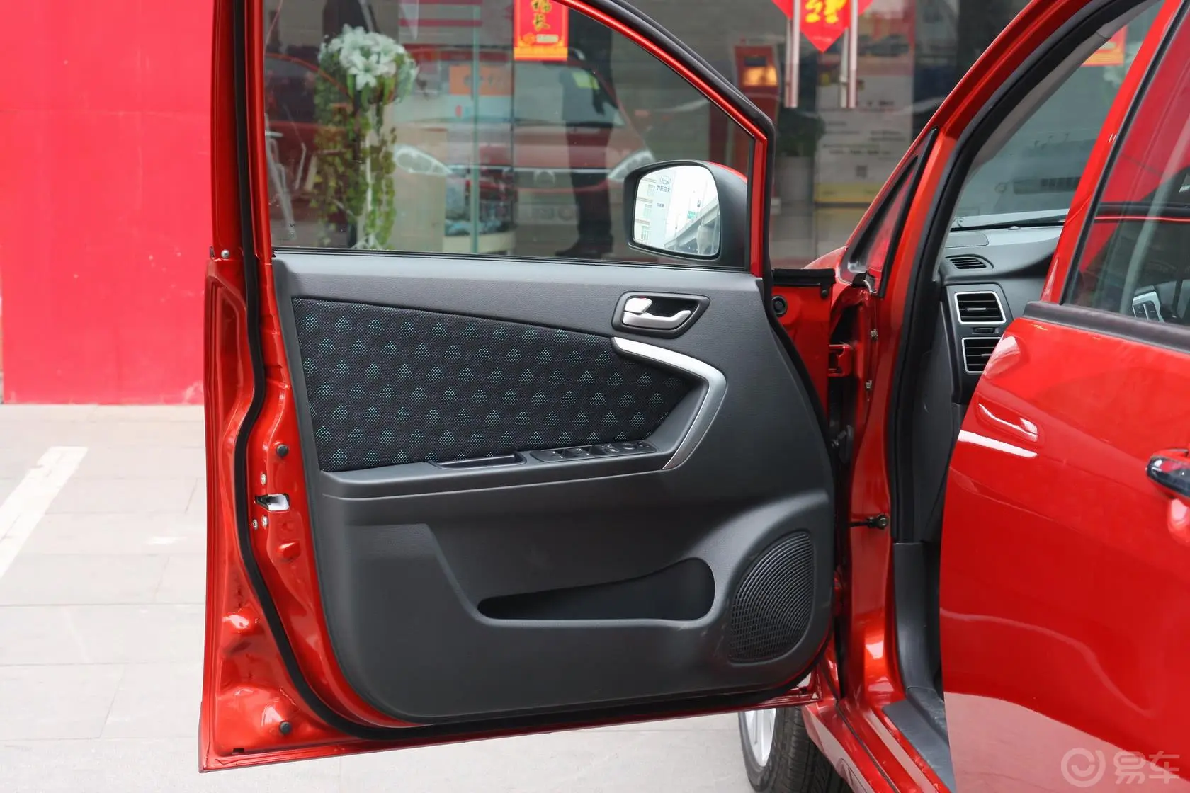 利亚纳A6两厢 1.5L 自动 畅想型驾驶员侧车门内门板