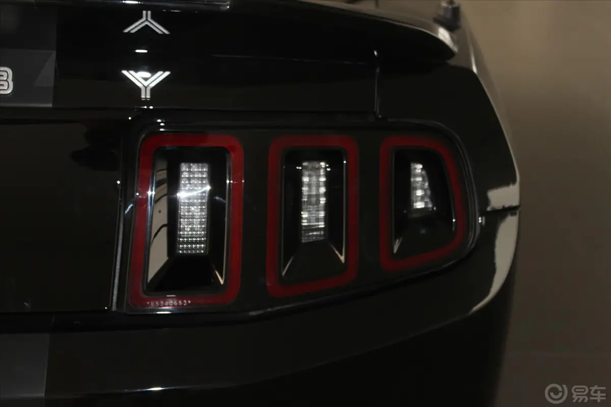Mustang5.8T 手动 GT500尾灯侧45度俯拍