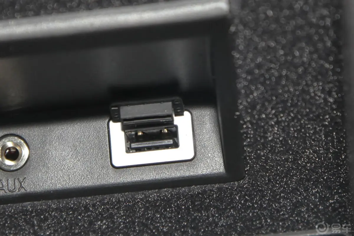 沃尔沃XC60(进口)2.0T T5 个性运动版USB接口