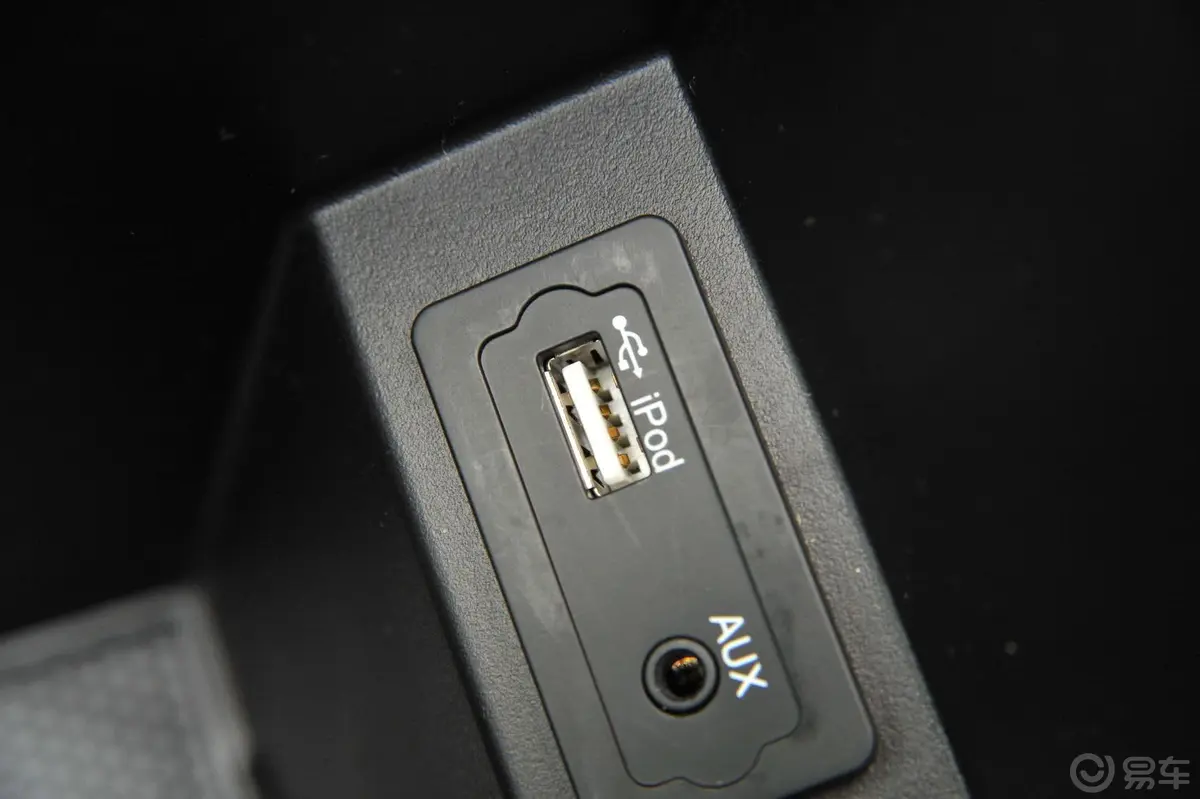 艾瑞泽71.6L CVT 致享版USB接口